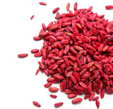 Beyaz arkaplanda kurumuş böğürtlen yığını