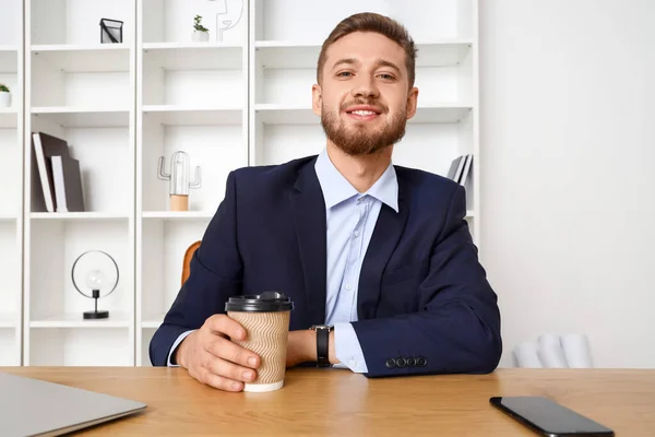 Όμορφος Νεαρός Επιχειρηματίας Φλιτζάνι Καφέ Βίντεο Κουβεντιάζοντας Στο Γραφείο — Φωτογραφία Αρχείου