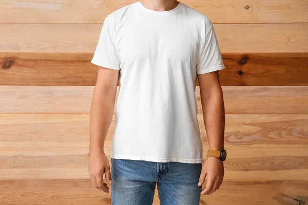 Hombre Guapo Camiseta Blanca Sobre Fondo Madera — Foto de Stock