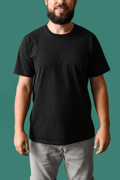 Hombre Guapo Camiseta Negra Sobre Fondo Verde — Foto de Stock