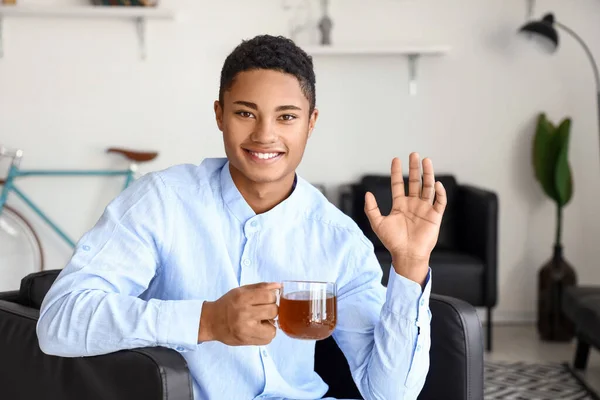 Afro Americano Hombre Con Taza Video Chat Casa — Foto de Stock