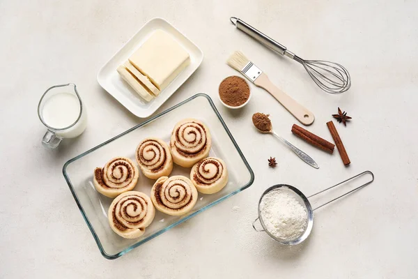 Pişmemiş tarçınlı yemek tabağı ve hafif arka planda malzemeler