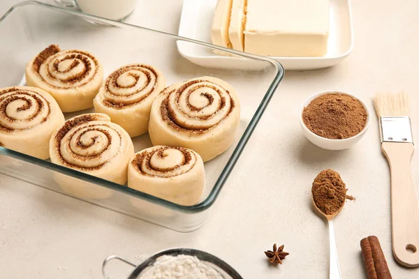 Pişmemiş tarçınlı ve hafif arkaplanlı pişirme tabağı, yakın plan