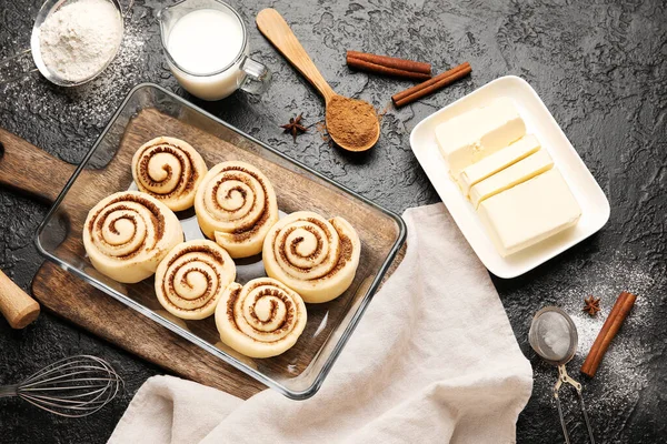Pişmemiş tarçınlı yemek ve siyah arka planda malzemeler.
