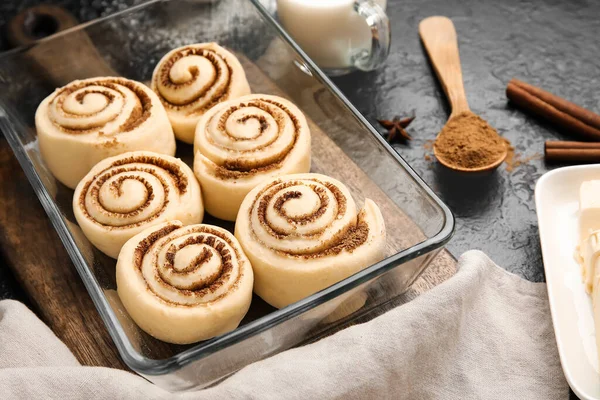 Pişmemiş tarçınlı ve siyah arkaplanlı fırın yemeği.