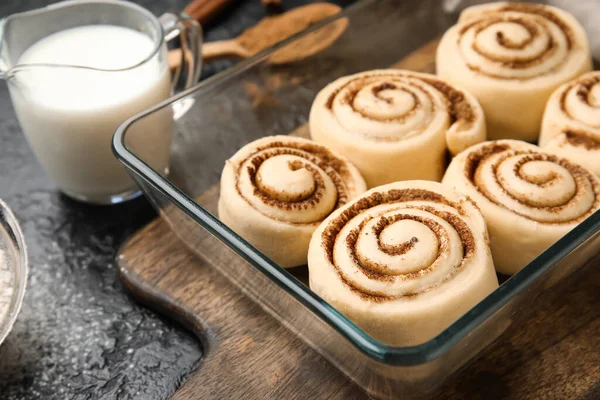 Pişmemiş tarçınlı yemek tabağı ve siyah arkaplan, yakın plan.