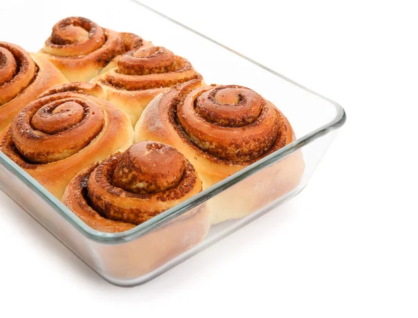 Beyaz arka planda lezzetli tarçınlı fırın yemeği, yakın plan