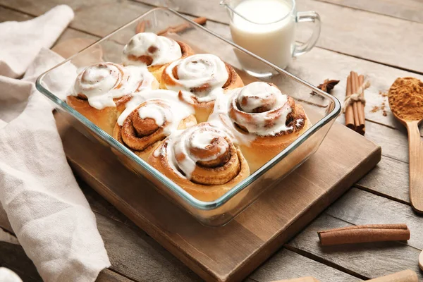 Ahşap arka planda kremalı tarçınlı börek pişirmek