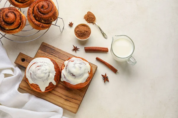 Composition Tasty Cinnamon Rolls Light Background — Stock Photo, Image