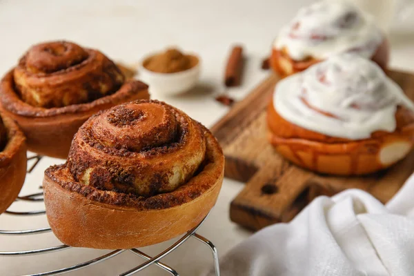 Grid Tasty Cinnamon Rolls Light Background Closeup — Stock Photo, Image