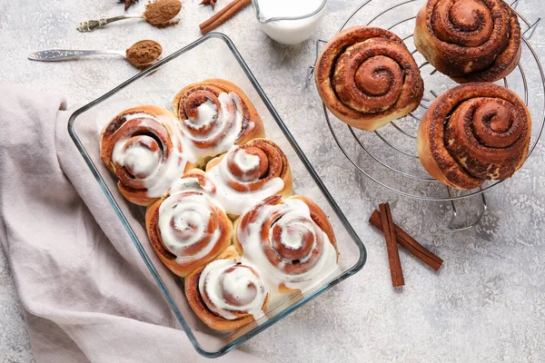 Hafif arka planda lezzetli tarçınlı yemek ve ızgara