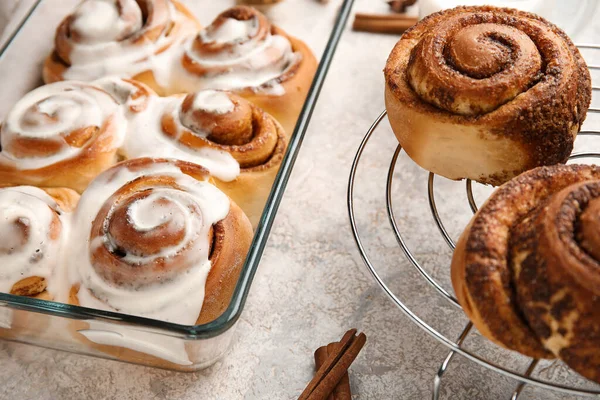 Hafif arka planda lezzetli tarçınlı yemek ve ızgara