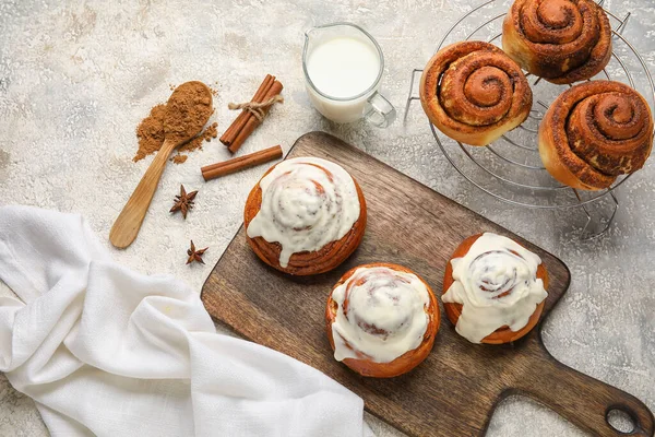 Wooden Board Grid Tasty Cinnamon Rolls Light Background — Stock Photo, Image