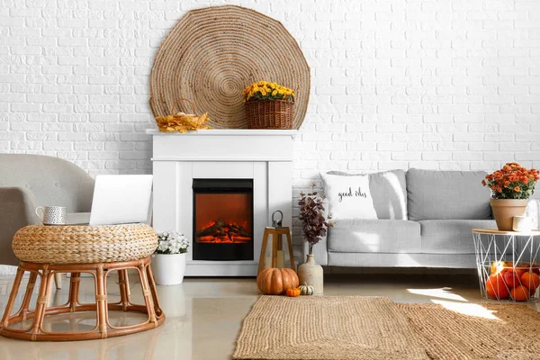 Útulný Interiér Obývacího Pokoje Krbem Podzimní Výzdobou — Stock fotografie