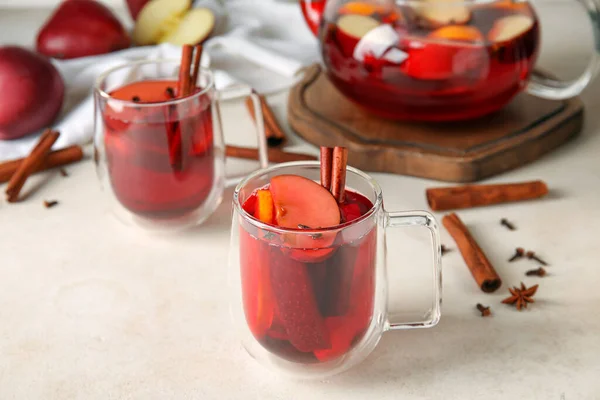 Glasbecher Mit Leckerem Früchtetee Mit Zimt Auf Weißem Hintergrund — Stockfoto