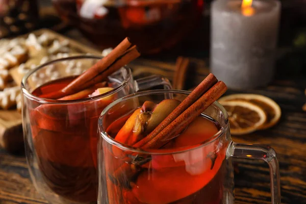 Szklane Filiżanki Smacznej Herbaty Owocowej Cynamonem Drewnianym Tle Zbliżenie — Zdjęcie stockowe