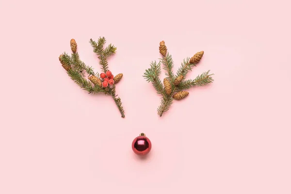 Köknar Dalları Koniler Renk Arkaplanındaki Noel Balosuyla Yaratıcı Kompozisyon — Stok fotoğraf