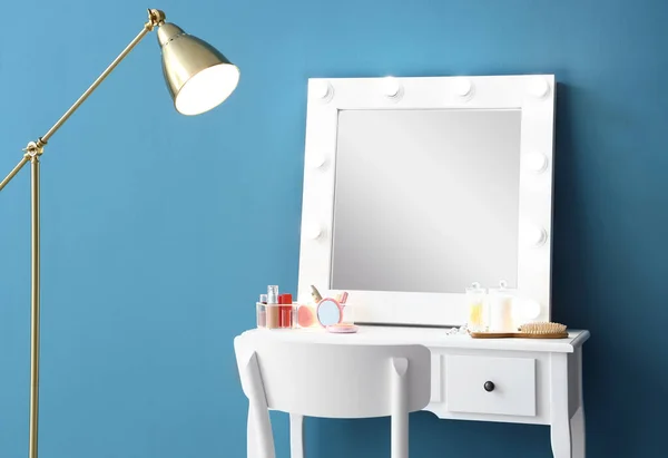 Meja Rias Dengan Cermin Ruang Rias Modern — Stok Foto