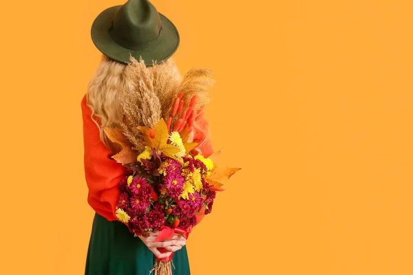 Woman Hat Holding Beautiful Autumn Bouquet Color Background — Stock Photo, Image
