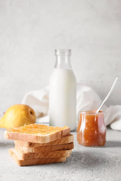 Ψωμί Νόστιμη Μαρμελάδα Αχλάδι Και Μπουκάλι Γάλα Στο Τραπέζι — Φωτογραφία Αρχείου