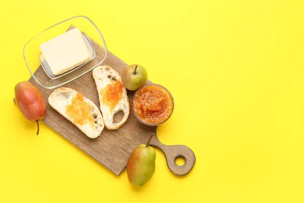 Brood Met Lekkere Peren Jam Boter Gele Achtergrond — Stockfoto