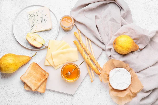 Tatlı armut reçeli, peynir, ekmek ve kraker içeren kompozisyon