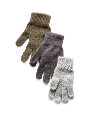 Beyaz arka planda farklı sıcak eldivenler.