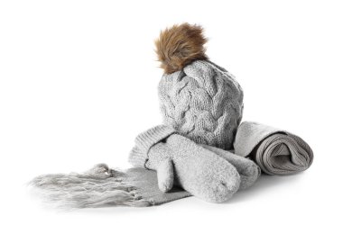 Sıcak eldivenler, beyaz arka planda şapka ve eşarp.