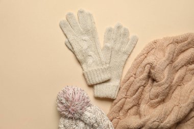 Örgü eldivenler, şapka ve elbiseler arka planda, yakın plan