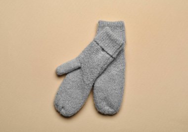 Renk arkaplanında bir çift sıcak eldiven