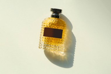 Arka planda şık bir parfüm şişesi