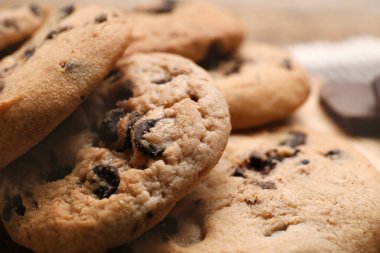 Lezzetli ev yapımı kurabiyeler, masada çikolata parçaları, yakın plan.