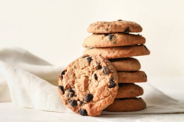 Lezzetli ev yapımı kurabiyeler, masada çikolata parçaları, yakın plan.