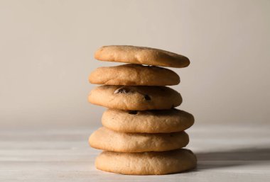 Masada çikolata parçacıklı ev yapımı kurabiyeler.