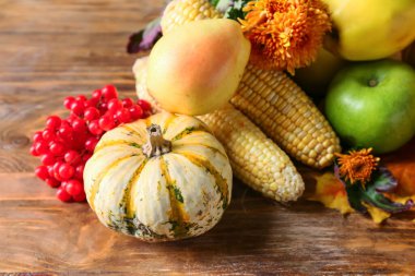 Ahşap arka planda farklı sağlıklı yiyecekler, yakın plan. Hasat festivali