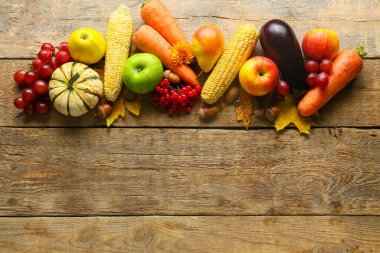 Ahşap arka planda farklı sağlıklı yiyecekler. Hasat festivali
