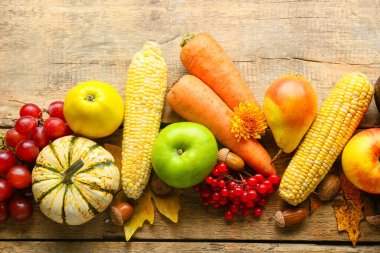 Ahşap arka planda farklı sağlıklı yiyecekler. Hasat festivali