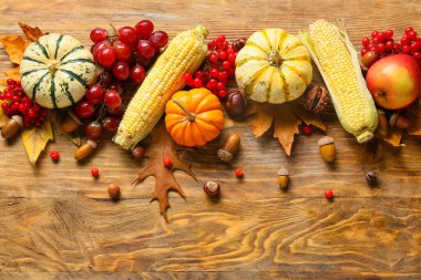 Ahşap arka planda farklı sağlıklı yiyeceklerle sonbahar kompozisyonu. Hasat festivali