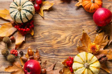 Farklı sağlıklı yiyeceklerden yapılmış çerçeve ve ahşap arka planda sonbahar yaprakları. Hasat festivali