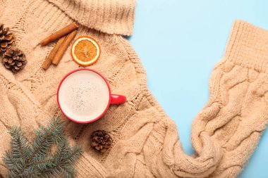 Renkli arka planda kakao, süveter ve dekorlu kompozisyon, yakın plan