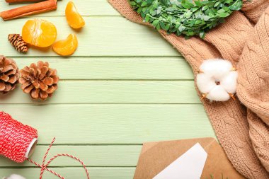 Çam kozalakları, mandalina, ip ve giysi renkli ahşap arka planda. Merhaba kış.