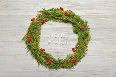 Metin Hello Kış ve gri ahşap zemin üzerinde kozalaklı dalları ile kompozisyon