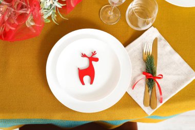 Noel kutlaması için kapalı bir yemek masası.