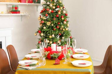 Noel arifesi için dekore edilmiş oturma odasındaki yemek masası.