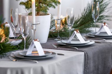 Noel kutlaması için güzel bir sofra ve kapalı alanda boş kartlar.