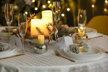 Noel kutlaması için kapalı bir yemek masası.