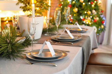 Noel arifesi için dekore edilmiş oturma odasındaki yemek masası.