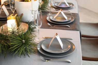 Noel kutlaması için güzel bir sofra ve kapalı alanda boş kartlar.