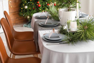 Noel kutlaması için içi boş kartlarla dolu yemek masası.