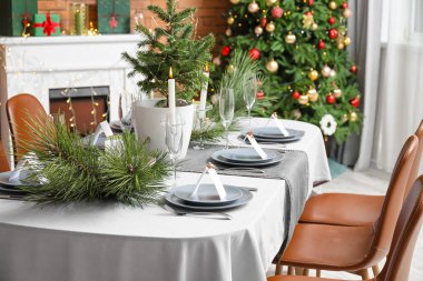 Noel arifesi için dekore edilmiş oturma odasındaki yemek masası.